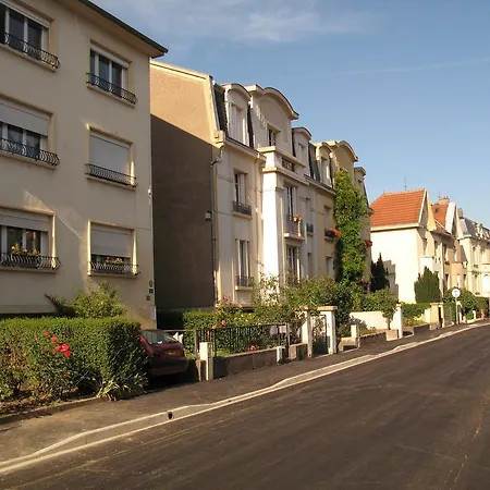 Les De L'ile Bed & Breakfast *
